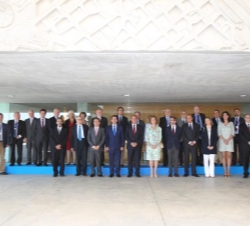Fotografía de grupo de Su Majestad la Reina junto a los ponentes de Congreso